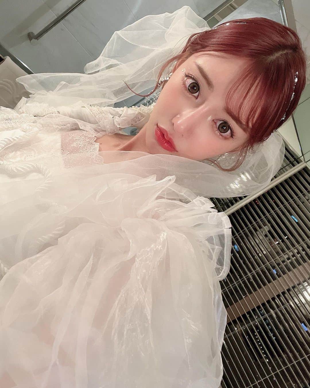 明日花キララのインスタグラム：「銀粉でカチューシャみたいにするのかわいくて気に入った💐👰🏼‍♀️🤍💎」