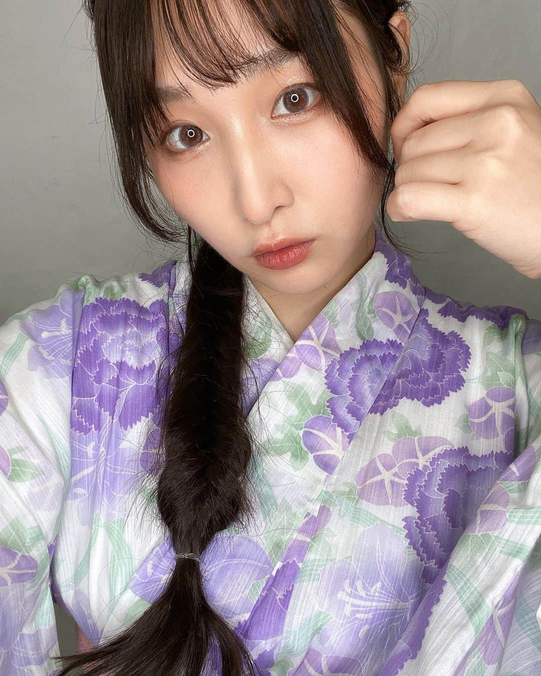 吉田実紀のインスタグラム：「あんまり自分では選ばない白地に紫の浴衣👘💜」