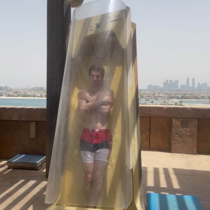 のインスタグラム：「Продолжаю издеваться над собой😆 Прокатился один раз и больше не ходил🥴  ❕По ощущениям:  Очень быстро летишь в неопознанном направление и не понимаешь, что происходит вокруг тебя и когда это закончится. В какой-то момент спуска воды становится очень много и ощущение, что ты сейчас захлебнешься. В нос вода точно попадает😉 Ну а в целом круто, советую😂   P.s Спасибо за видео девочкам, с которыми познакомился пока стоял в очереди и у которых был телефон при себе)  📵Кстати в итоге их не пустили на горку с телефоном))   #moriskvitelashvili #dubai #atlantis #aquapark #aquaventurewaterpark」