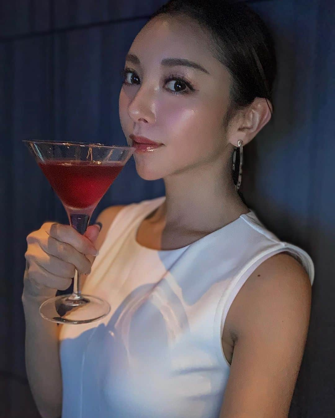 山崎みどりさんのインスタグラム写真 - (山崎みどりInstagram)「西麻布交差点にあるBAR♡  【BAR ALMON NISHIAZABU】 @bar_almon_nishiazabu   素敵なBARの奥にある完全会員制の施錠がかかった個室で 海大好き友達🌊で女子会🥂🥂  Ruby🔮色のオリジナルカルテル［ALMON］♥️  ぷるんとしたバブル🫧をはじいて飲む 神秘的なカクテル🍸🫧☁️  綺麗でかわいい♥️  個室だから みんなで楽しいトーク満載で ゆっくりと楽しい時間を過ごせた..🫶🏻✨  個室を利用できる限定会員の募集は 期間限定で Makuakeにて行ってるそう🍸 詳細は、お店のプロフィールページのリンクからcheck出来るよ👇🏻  @bar_almon_nishiazabu  ────────────────────────── PR @bar_almon_nishiazabu #西麻布グルメ #西麻布カラオケ #西麻布個室 #西麻布デート #西麻布バー #西麻布隠れ家 #baralmonnishiazabu」5月9日 16時47分 - midori_yamasaki_