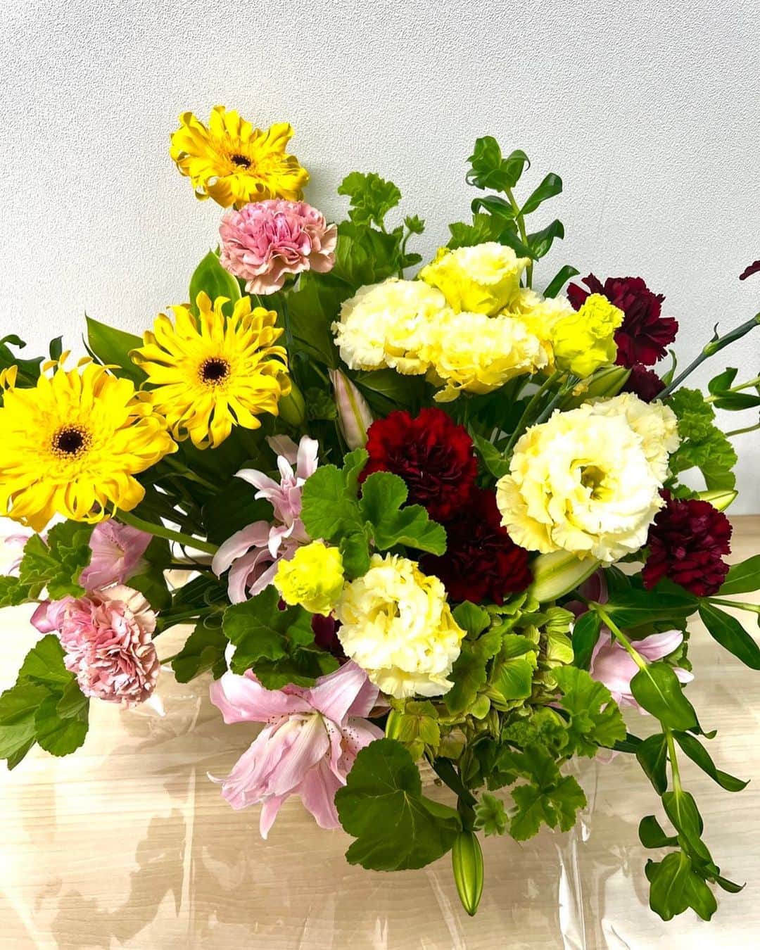 里田まいさんのインスタグラム写真 - (里田まいInstagram)「素晴らしいお花をいただきました😍 感謝。ありがとうございます。」5月9日 17時17分 - maisatoda_official