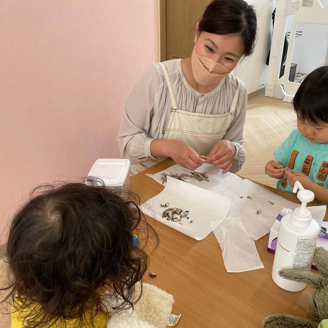 爲我井あゆみさんのインスタグラム写真 - (爲我井あゆみInstagram)「お水をはかるのも 学びの一つです☺️  大人は当たり前の 注ぎ口も 子どもたちにとっては 初めて知る学びです！  注ぎ口を使わず 横からじゃーっとするのは 知らないから当然！ 一緒に学んでいこうね☺️  #joiasmilediary  #一時預かり保育 #託児 #保育 #アフタースクール　 #プレスクール #食べず嫌い #好き嫌い　 #離乳食 #幼児食 #育児奮闘中 #子育て世代 #子どものいる暮らし #子育てママと繋がりたい #みんなで子育てキッズサロンジョイア #柏の葉」5月9日 17時31分 - ayumi_tamegai