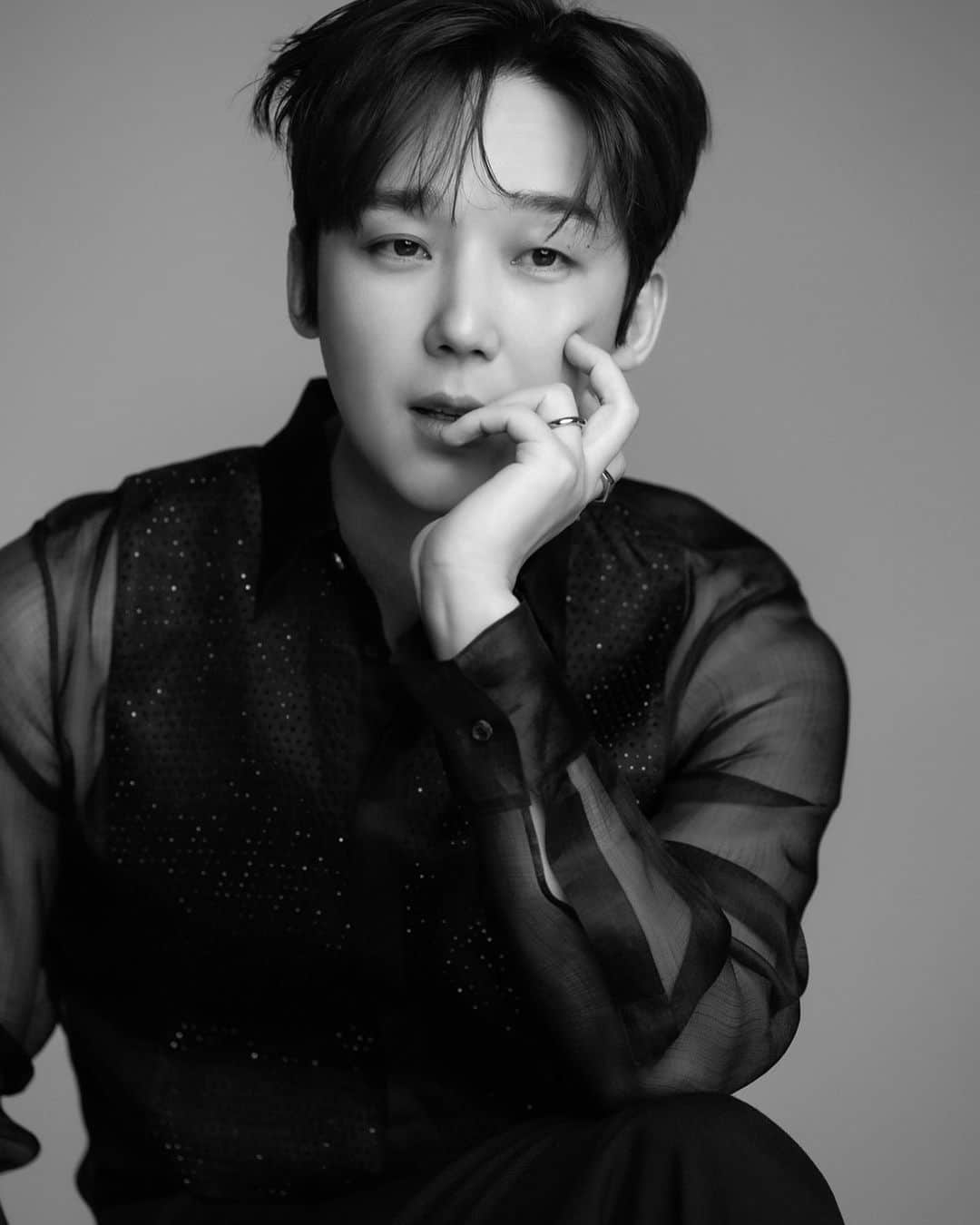 ユン・ジョンフンのインスタグラム：「⠀ 우리 키동이 너무 고마워요. ⠀ 같이 작업한 김예린,이병호 에디터님, 김영준 작가님, 스타일 김성덕 님, 오지혜 님, 문지원 님, 김미나 님, 윤다희 님 그리고 함께 한 모든 제작진 분들 감사해요. ⠀ #코스모폴리탄 #별똥별」