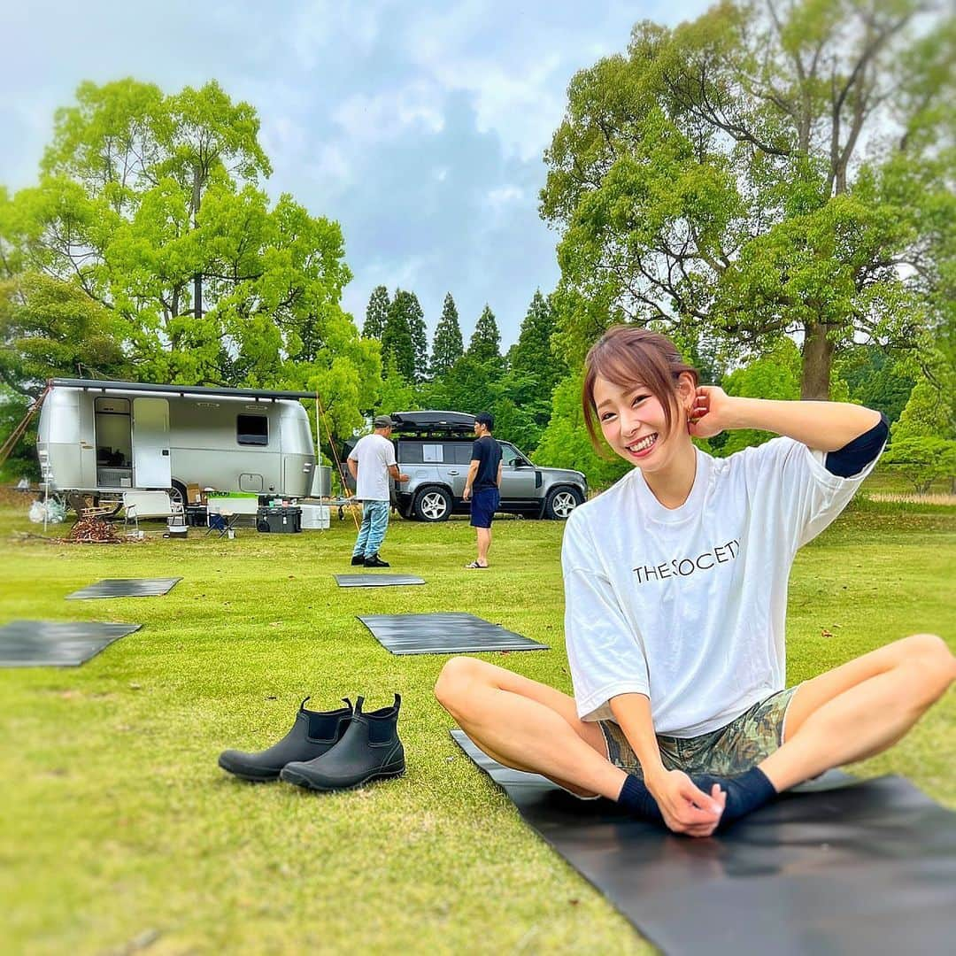 りほさんのインスタグラム写真 - (りほInstagram)「自然の中で朝ヨガ気持ちいい💕☺️ ゴルフ場でゴルフしてキャンプしてヨガするという新しいスタイルを体験してきたにょん😍🏕  キャンプでもトレーラーでキャンプですっ！🚘FUNFORTのSTARSHIPトレーラー✨このアルミの感じと秘密基地感にわくわく！🤩  見た目もおしゃれでかっこいいんだけど、移動するお部屋な空間で寝る時もめちゃくちゃ快適で最高❤️😆  自然は大好きだけど、寝る時はやっぱり快適に寝たい、、🥺← たぶんキャンプ嫌がる女性陣、ママさんたちもこれなら行く！！笑  バッテリー積んでいけば電子レンジも使えるし、ほんと家にいる時と変わらない快適さも味わえるという✨😳  焚き火🔥してゴルフ🏌️‍♀️してBBQ🍖して朝起きて目の前でヨガ🧘‍♀️自然のパワーで癒された〜🌲❤️☺️  これからの季節は虫がたくさん出てくるから虫除け必須ね！笑  やっぱり自然が好き。  @funforttinyunit  #funfort #trailer #trailercamping #starship #ファンフォート　#キャンプ　#キャンプ女子　#ディフェンダー　#camp #ゴルフ　#ゴルフ女子　#ゴルフ場　　#golf #golfgirl #camping #Camper #トレーラー　#スターシップ　#自然 #キャンピングカー　#darchejapan #darche #defender  #outdoor #アウトドア #outdoorgirl #ヨガ　#ヨガジョ #yoga #朝ヨガ」5月9日 18時15分 - ri1ho