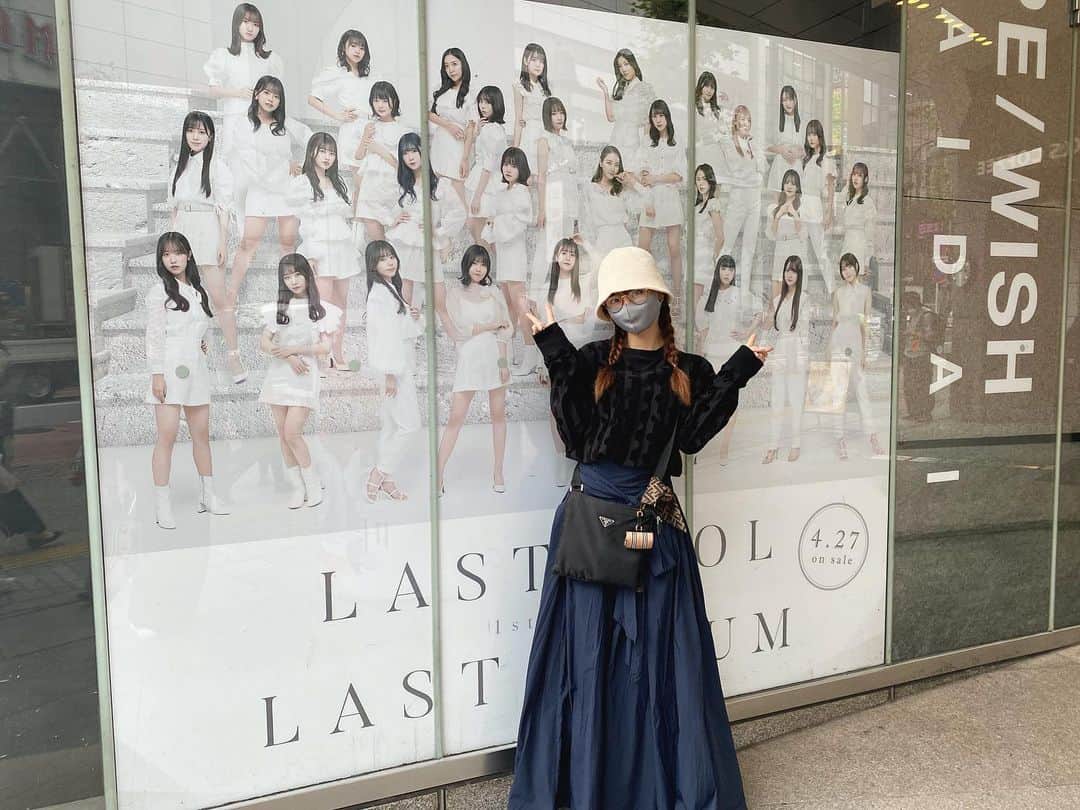 池松愛理のインスタグラム：「SHIBUYA TSUTAYAさんにて 現在掲載していただいています😌🫧やっと行けた…サインも書けました！  SHIBUYA TSUTAYAさんとの コラボカフェももうすぐ始まります！  過去の衣装展示や グッズ販売 メンバーの考えたカフェメニューなどなど、、盛り沢山です！楽しみ…お是非です♡」