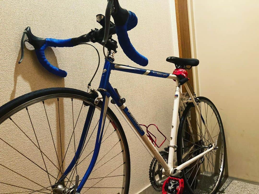 のインスタグラム：「ロードバイクを買ったのであります。世界が変わった感じがした。デビュー日にいきなりズブ濡れになったけどそれもまたヨシ！ 家に帰ってきてもなんかすげぇ興奮してる。もっと未知の領域に足を踏み入れていかないとな〜」