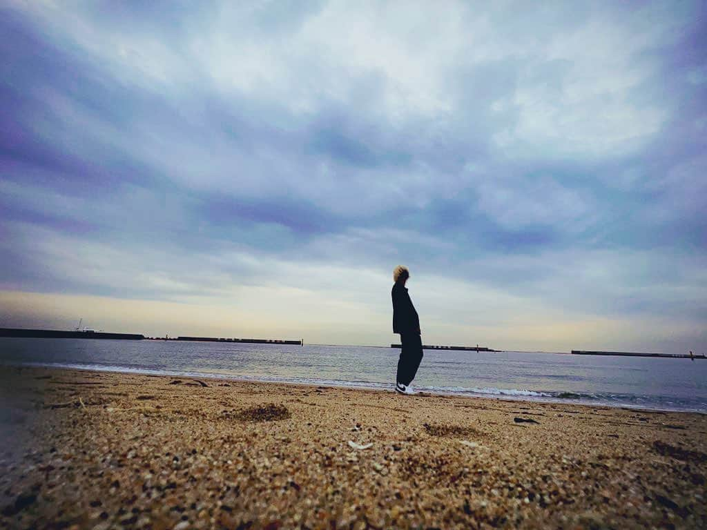 幸樹さんのインスタグラム写真 - (幸樹Instagram)「There is a famous sea in my hometown.  ここで育った、住んでた時にはその価値が当たり前すぎてわからなかったけど、とても環境の良いところで生まれ育ったよ。  #singer #japan #visual #visualkei  #love #music #makeup  #haircolor #ビジュアル系  #instagood #fashion #happy  #insta #fun #instalike #japan #japanese #nail il #followme #photography #model #follow #cool #live #vocal #ダウト #幸樹  #神戸　#須磨 #須磨海岸」5月9日 18時42分 - kouki_buddhacomplex