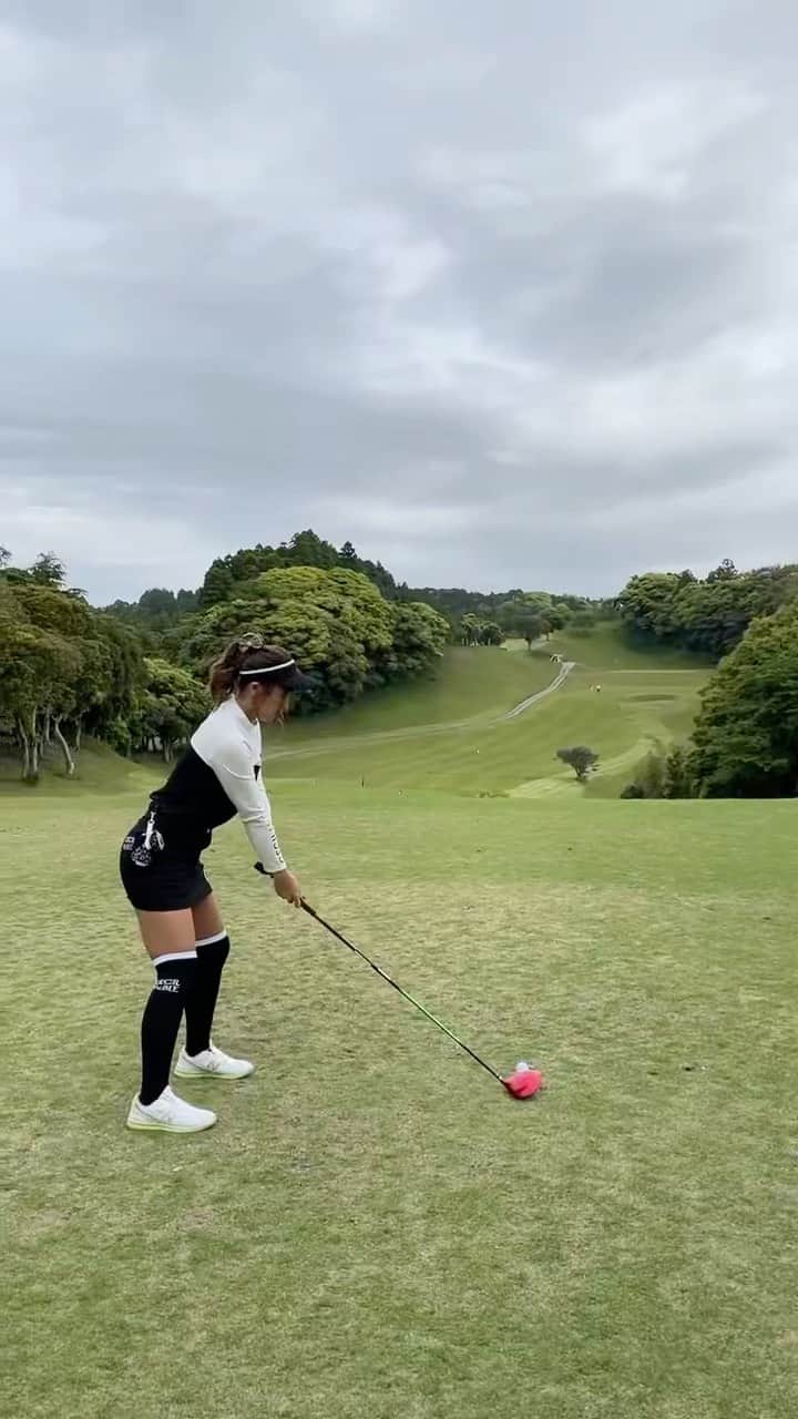 のインスタグラム：「最後のガッツポーズが昭和すぎるのとダサいw  #ゴルフ #ゴルフ女子  #ゴルフスイング  #ゴルフ動画 #ミニスカートコーデ  #タイトスカート #あおい夏海 #ゴルフウェア  #ゴルフ女子コーデ  #ポニーテール女子  #タイミング #ドライバースイング  #ドライバーショット  #セシルマクビー」