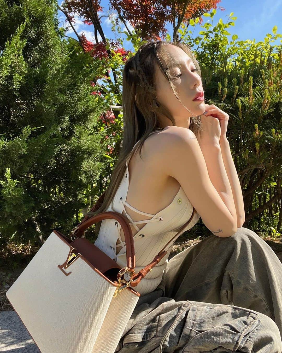テヨン のインスタグラム：「🪶🤍 @louisvuitton #광고 #capucines」