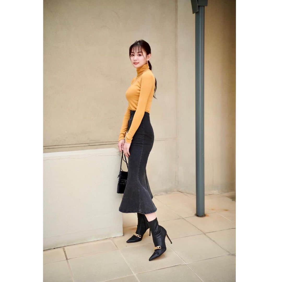 吉澤遥奈のインスタグラム：「最近また少し寒くなってきました...☔️ みなさんも体調にお気をつけてお過ごしください☺️ #fashion #スカート #ootd」