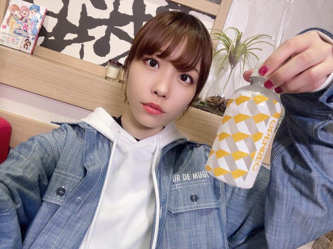 愛美のインスタグラム：「#てっぺんっワイワイ荘 にて🌱 愛美が演じるよもぎちゃんがポニーテールなので、髪型をひとつむすび風🍙  #チームY #アニメてっぺんっ #てっぺんっ #openrec #パーカー声優」