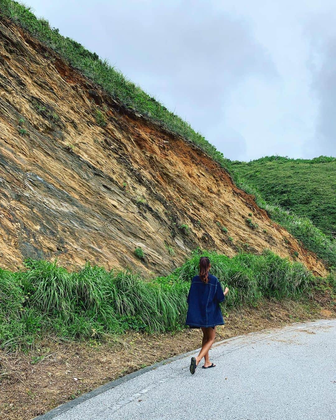 杉村友規のインスタグラム：「唐馬に行く道中が大好きで、一旦車降りたくなる。🚶‍♀️  #座間味島 #慶良間諸島 #zamamiisland」