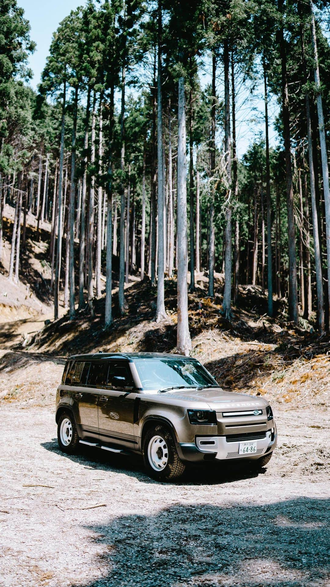 shinichi38のインスタグラム：「Adventure calling 🌲  #landrover  #defender110  #ランドローバー #ディフェンダー110」