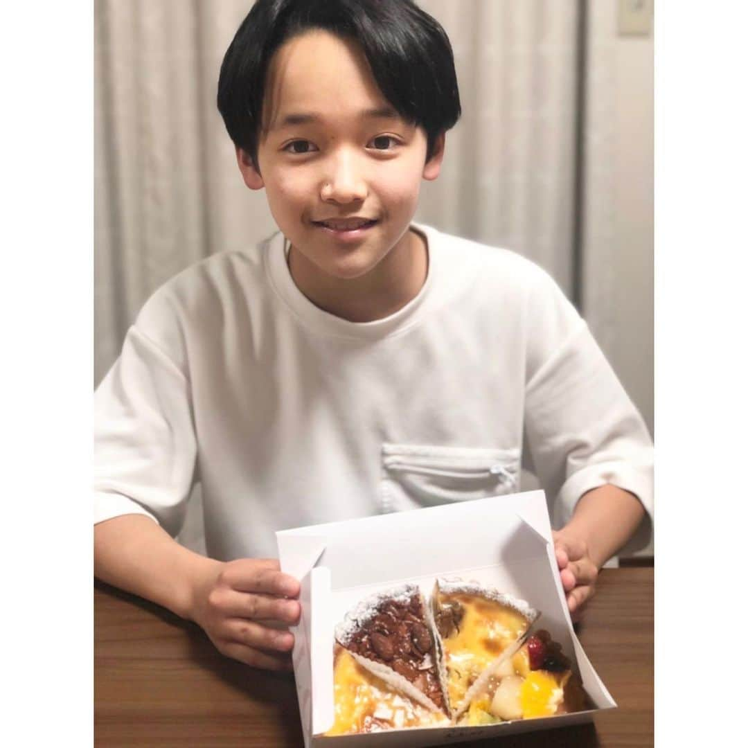 山口太幹のインスタグラム：「今日のおやつはケーキ🍰  色々あるけど僕はアーモンドの入ったケーキ🍰が好き💓  皆はこの中で食べたいのはどれ？  #山口太幹 #taikiyamaguchi #taikiumipro #宮崎出身 #miyazaki #子役 #俳優 #中学生男子 #中学1年生 #12歳 #歴史好き #謎解き好き #抹茶好き #ビートボックス #バレーボール男子 #海汐プロダクション所属 #アービング所属 #おやつ #ケーキ #アーモンド好き #家族時間」