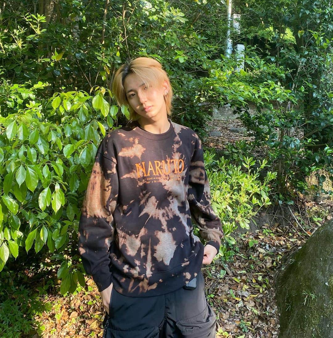 上野裕次郎のインスタグラム：「With a trainer who remade it himself🪡  自分でリメイクしたトレーナーと😆📸」
