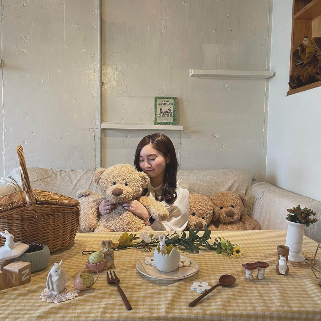 奥原妃奈子のインスタグラム：「くまちゃんが沢山置いてあってとってもかわいい空間だった〜オムライスも最高♥(ˆ⌣ˆԅ)  友達に撮ってもらった🤍」
