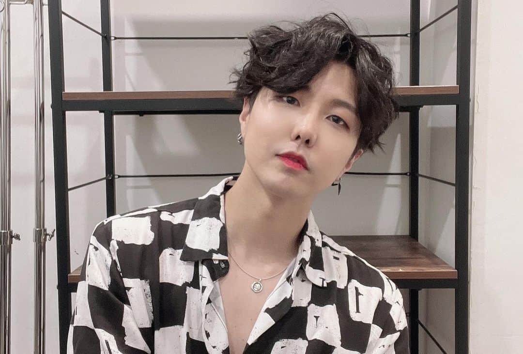 E.coさんのインスタグラム写真 - (E.coInstagram)「#기록 2022.05.08 어버이날 부모님 뵙질 못하고.. 그래서 볼에 여드름 언제 없어질껀데..」5月9日 20時49分 - e.co_jun