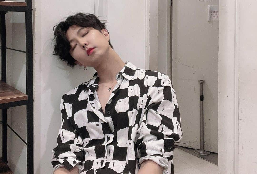 E.coさんのインスタグラム写真 - (E.coInstagram)「#기록 2022.05.08 어버이날 부모님 뵙질 못하고.. 그래서 볼에 여드름 언제 없어질껀데..」5月9日 20時49分 - e.co_jun