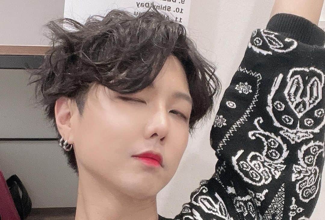 E.coさんのインスタグラム写真 - (E.coInstagram)「#기록 2022.05.08 어버이날 부모님 뵙질 못하고.. 그래서 볼에 여드름 언제 없어질껀데..」5月9日 20時49分 - e.co_jun