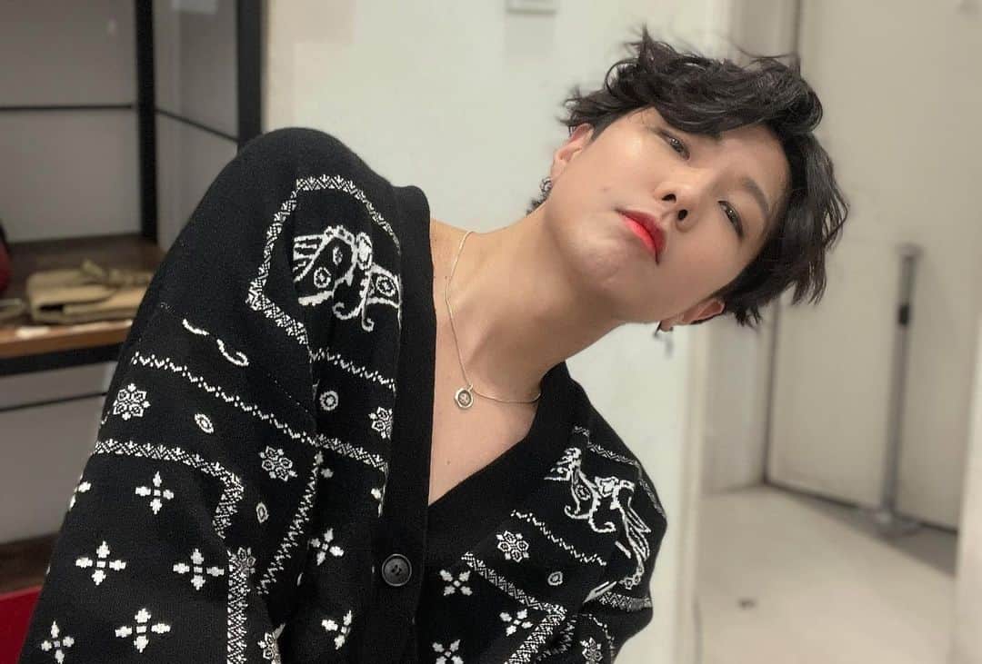 E.coさんのインスタグラム写真 - (E.coInstagram)「#기록 2022.05.08 어버이날 부모님 뵙질 못하고.. 그래서 볼에 여드름 언제 없어질껀데..」5月9日 20時49分 - e.co_jun