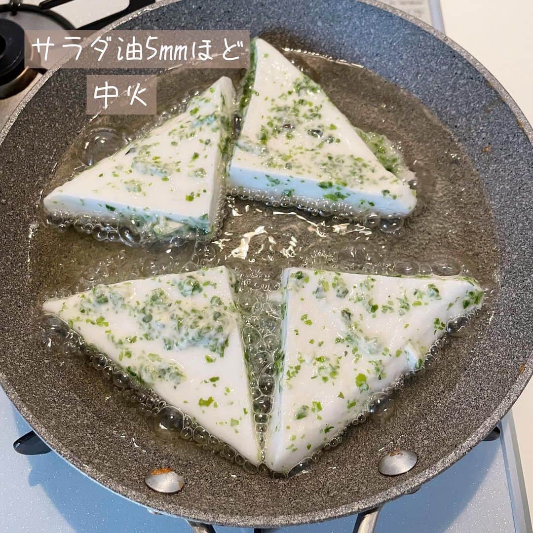 rinaさんのインスタグラム写真 - (rinaInstagram)「【レシピあり▷▶▷スワイプ】 #はんぺんの磯辺揚げ紅生姜マヨディップ 。  ナイスコンビ‼️コレ大好きです。  お店で食べて美味しかったやつを作ってみました。はんぺんの種類や厚さによってむっちり感ふんわり感変わるんですが、それぞれの良さあるんでなんでもOK。多分。(雑) 今回は1枚88円のやっすいやつです。十分美味しい。  むちふわはんぺんにカリッと磯辺が美味しいのはもちろん、紅生姜マヨがコレまた合うんですよ。乾杯案件。おかわり多発。 普通に塩やお汁で食べるのも美味しいです。よかったらぜひ！  ーーーーーーーーーー  2人分 (サイドで4人分)  •はんぺん…2枚 ●青のり…大1 ●薄力粉…大3 ●片栗粉…大2 ●水…大4 ●塩…ひとつまみ •サラダ油…適量 ○紅生姜…25gくらい ○マヨネーズ…大2〜 ○砂糖…小1  ①はんぺんを三角に切る。  ②●混ぜて(混ざり切らずでOK)はんぺんに絡める。  ③フライパンにサラダ油5mmくらい注ぎ中火にかけ、はんぺんを揚げる。(磯辺ごろも手でペッタペタにくっつける感じでOK。)  ④両面カリッと焼けたら油切って、○混ぜたディップ添える。  ーーーーーーーーーー  今日もかんぱーい◎！  ．」5月9日 20時52分 - rina_kitchen