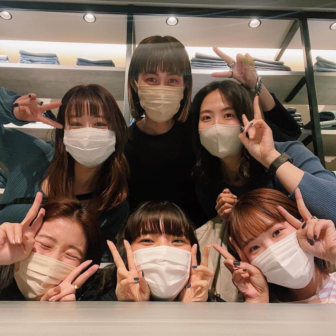 maai0528のインスタグラム：「〻♡♡♡ ご報告‥🦒 ． 私事ではございますが、 5月31日を持って MOUSSY博多からSHEL'TTER博多阪急に 異動することになりました。 急な報告になり驚かせてすみません ． MOUSSYは 20代の頃から大好きで 当時いた上司の方に声をかけて頂き トータル7年いろんな経験もでき 最高なスタッフと笑いもあれば涙もあり楽しい毎日が 秒で過ぎていき全てが私の宝物です🫶🏻 ． きっとここまでこれたのも、 MOUSSYのみなさん、上司の方、スタッフ、 優しいお客様、SNSのおかげで今の自分があるとおもいます‼︎ ． つくづく思いますが、 本当みなさん良い方ばかりで 周りの方に恵まれすぎじゃないかってぐらい 感謝してもしきれません。 本当ありがとうございます‼︎ そんなみんなさんがとても大好きです🫶🏻 ． 異動するのは少し不安もあれば 新たな挑戦なのでワクワク、 ドキドキもしてます☺︎ でも、 そういう環境を考えてくれたエリアマネージャーのあゆか、 背中を押してくれたスタッフの期待にも応えれるように 自分なりに楽しく頑張っていこうと思います☺︎ ． SHEL'TTERは 全ブランドがあるお店で MOUSSY愛は変わらず SNSを通してまた新たに発信していくので これからもたくさんのお客様と繋がったり お会いできるのを楽しみにしています⭐︎ ． 直接ご挨拶できなかったお客様 ここでの報告になりすみません🥺 ． 今月の出勤日もとっても少ないのですが、 もしお時間があれば、 少しでも皆さまと会えるのを楽しみにしております🦒 ． ※5月11.20.27.31日OPENから16時30分 17日OPENから18時 ． ． 長々と最後まで読んで頂きありがとうございました♡ これからもよろしくお願いします🦒 ． ． #MOUSSY #canalcityhakata」
