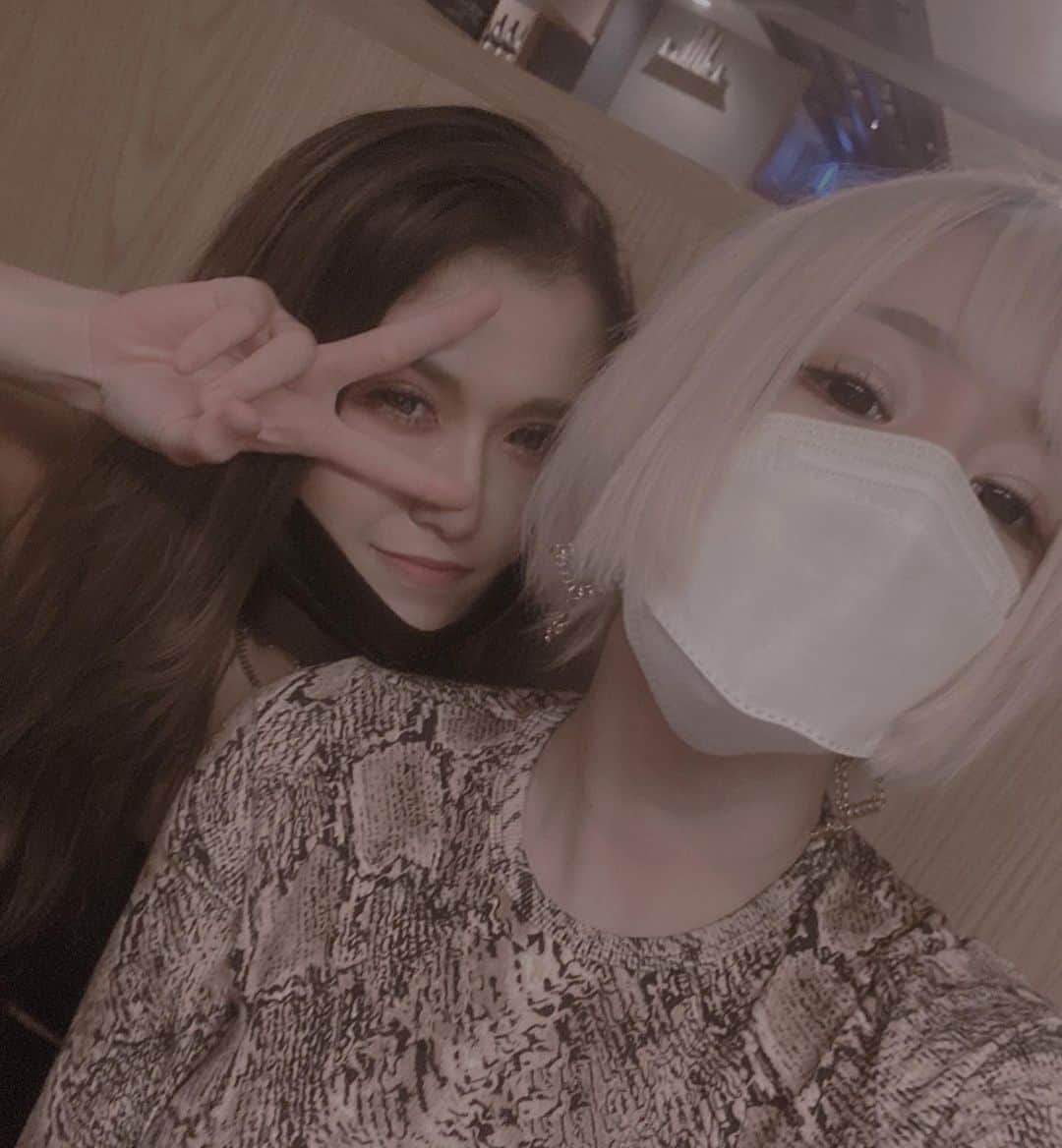 多田岬のインスタグラム：「. . . あおたん(@aotan5444 )と“俐輔“っていう焼肉屋さんにお邪魔っぷ . ずっと気になってた焼肉屋さん🍖 . お肉もサラダも逸品も全部美味しくて私的に長〜いハラミの重さとボリュームさに感動。めちゃ重かった。 . バルコニー席もお洒落綺麗でこれからの夏のデートに持ってこいな焼肉屋さんだったな〜 . マジで美味しかったです🍖ご馳走様でした。 . また行かせていただきます。 . . .  #焼肉俐輔 #向ヶ丘遊園  #神奈川グルメ  #焼肉  #肉スタグラム  #名前はりすけです  #女二人で焼肉 #美味しすぎて会話止まる」