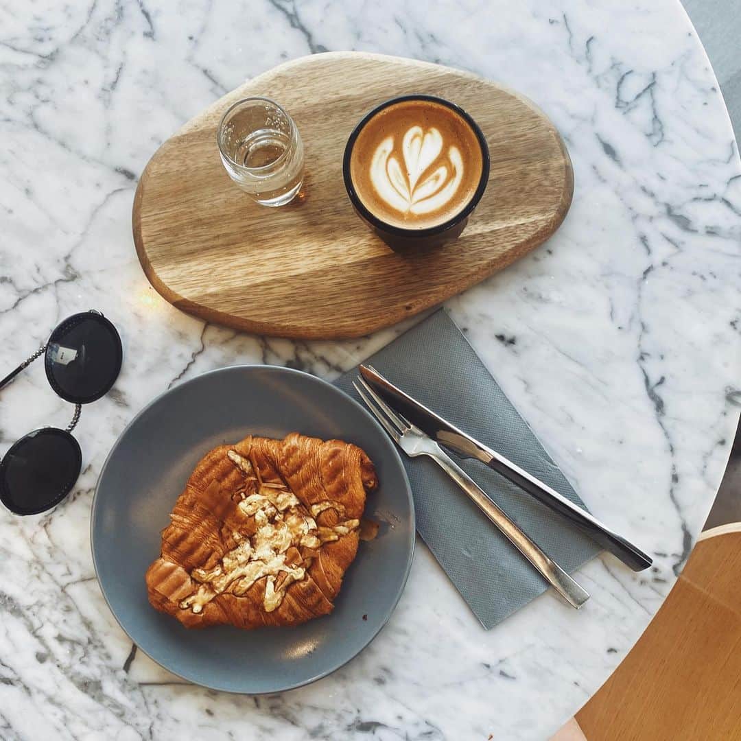 三浦マキのインスタグラム：「Kinda my cafe style. ドバイで見つけた可愛いカフェ☕️  普段は小麦粉あまり食べないのに、 旅行中に朝ごはん食べる日々を送っていたら、 しっかりパンにハマってしまった…🐷🥐🥖  まぁいっか。 美味しいものは美味しく食べよう♥️  #cafe #coffee #dubai #alchemy」