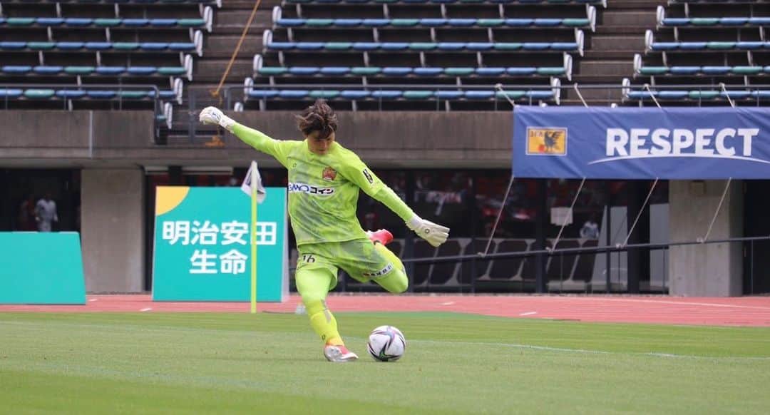 田口潤人のインスタグラム：「皆さんに勝利を届けることができて良かった！！  個人的にも今年特にチャレンジしていることが 結果に繋がって嬉しかった試合でした！  レベルの高いGKになって どんな時でもチームに貢献できるように また1週間良い練習をして試合に向かいます  次はホームで勝利を！  #fc琉球 #ロアッソ熊本  #田口潤人 #GK #ゴールキーパー」