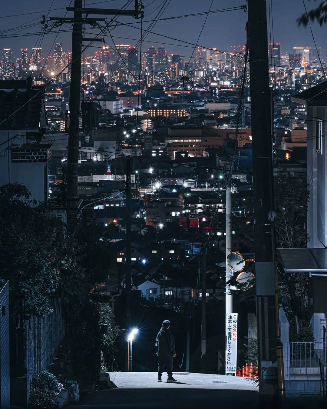 deepskyさんのインスタグラム写真 - (deepskyInstagram)「Love higashi osaka streets！So many interesting alleyways ！Some part of his city is located in the hill. You are able to see city center through small streets.  . 最近東大阪にハマってます！背景に大阪の街並みが狭い路地から垣間見れます。写真的にもマイナーなスポットだと思うので、人も少なく撮りやすいのでおすすめです！ . . .  #sakura #桜  #cherryblossom #reel #リール #撮影 #osaka #東大阪 . . . #lonelyplanet #voyaged #stayandwonder  #awesomephotographers #complexphotos  #sonyalpha #bealpha  #earth #earthfocus #discoverearth #thegreatplanet #streets_vision  #earthofficial #roamtheplanet  #earthbestshots #lovetheworld  #visitjapan  #japantrip #japantravel #wonderful_places  #beautifuldestinations #hopebeast」5月9日 21時22分 - _deepsky