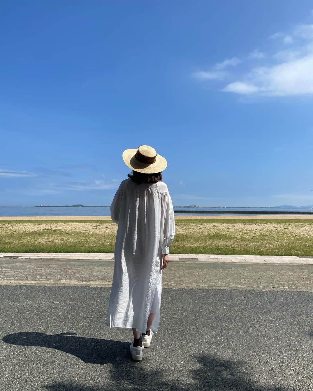 泉見祐希さんのインスタグラム写真 - (泉見祐希Instagram)「ずっと晴れてて気持ちのいいGWでした🌿 この日は、私の昔からの大好物である明太焼きおにぎりと水筒にホットコーヒを入れて、母と朝から 海辺の木陰のベンチでゆっくりとした時間を過ごしました。 何気ない時間がいちばんの幸せですね。🤍」5月9日 21時55分 - yuuki_izumi_