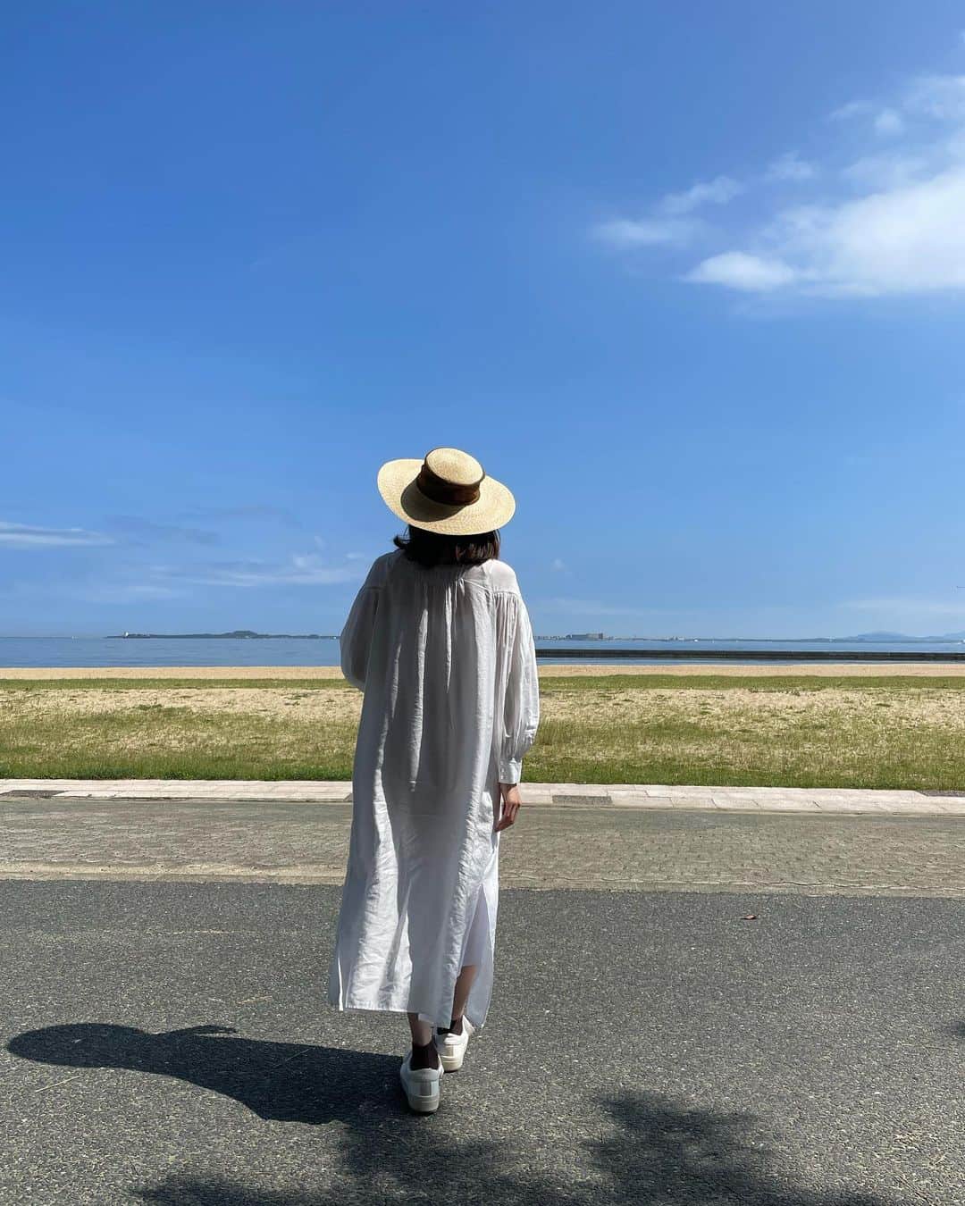 泉見祐希のインスタグラム：「ずっと晴れてて気持ちのいいGWでした🌿 この日は、私の昔からの大好物である明太焼きおにぎりと水筒にホットコーヒを入れて、母と朝から 海辺の木陰のベンチでゆっくりとした時間を過ごしました。 何気ない時間がいちばんの幸せですね。🤍」