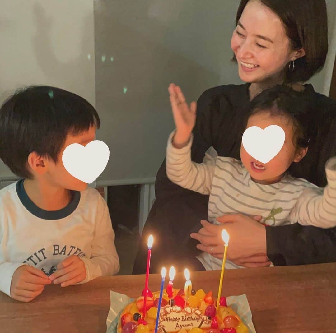 中原歩さんのインスタグラム写真 - (中原歩Instagram)「* またひとつ年を重ねました🎂 なんと40歳🫠 本当ビックリしちゃう笑 子供達が元気いっぱいバースデーソングを歌ってくれて幸せいっぱいでした✨ 新しい挑戦や学びを積極的に楽しんで素敵な40代を目指して頑張るぞー💪💕 * * #GWお疲れ様でした #ヨガレッスン復帰してます #お待ちしております 🧘‍♀️」5月9日 22時01分 - nakahara_ayumi