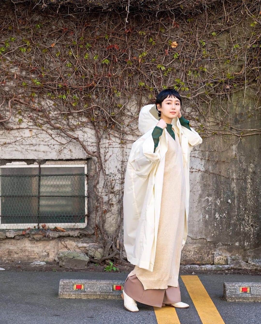 水戸悠夏子さんのインスタグラム写真 - (水戸悠夏子Instagram)「上着はSHINYAKOZUKAのレインコート。雨の日は勿論のこと、晴れた日にこの透ける柔らかさをフワッと纏うのも素敵。  綿100%のニットドレスの生地感と面積が、化繊のコート／インナー／パンツを繋いでくれているのもポイントです◎  coat #shinyakozuka  knitdress #cordera  pants #shinyakozuka  inner #kloke」5月9日 22時04分 - mitoyukako