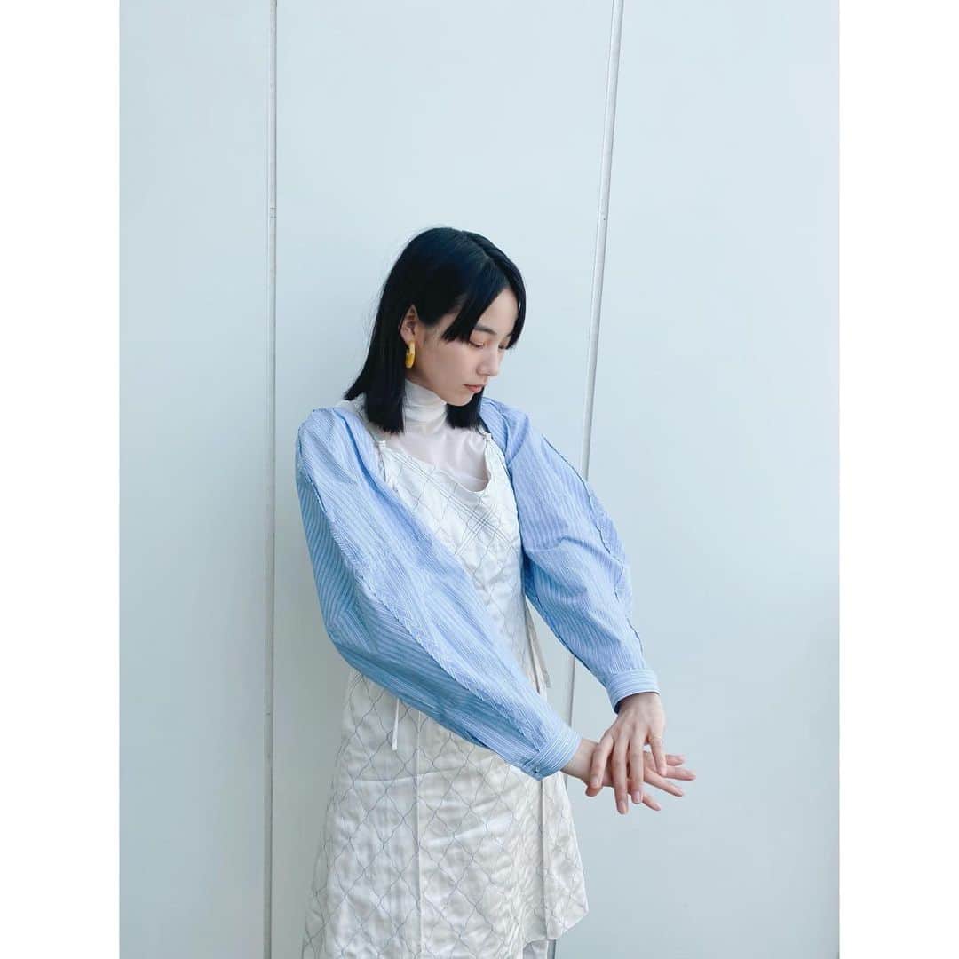 のん（能年玲奈）さんのインスタグラム写真 - (のん（能年玲奈）Instagram)「衣装が可愛かった〜。ヘアもメイクも全部のムードが好きだった。 イヤリングや重ね着に、テンション上げていきました🦖🦖  Stylist: @izumimachino  Hair&make: Shie Kanno  #magazinelee」5月9日 22時04分 - non_kamo_ne