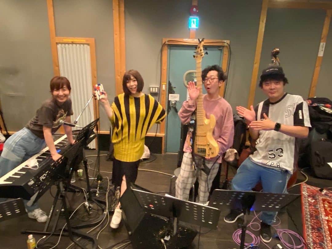 鈴華ゆう子のインスタグラム：「5/21鈴華ソロライブ「JAZZY NIGHT」のリハでした！最高のメンバーに支えられて、幸福度Maxです。何度ソロまわしでエッモ～～〜！！！！と叫んだことか。 お楽しみに。 https://yuko-suzuhana.com/contents/510895   #鈴華ゆう子  #JAZZY_NIGHT2022  #yukosuzuhana」