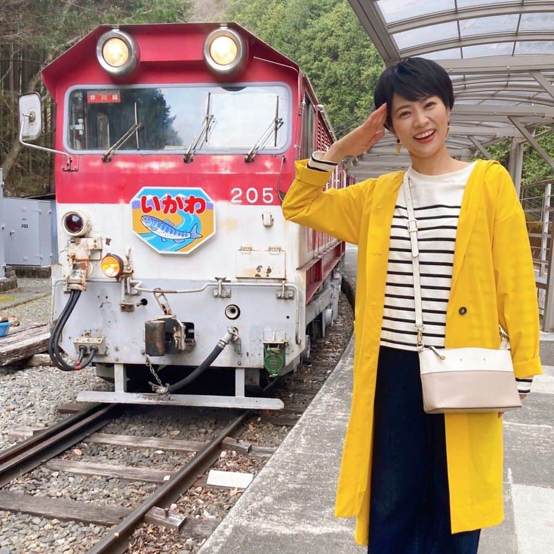 村井美樹のインスタグラム：「明日5月10日（火）18時54分からBSテレ東で、 「ローカル線よくばり絶景旅 〜村井美樹が行く！大井川鉄道 新名所＆超穴場 徹底満喫スペシャル」が放送されます🚃✨  初冠番組…！！大好きな大井川鐵道を二日間たっぷり満喫💕 1日目は市川紗椰さん、2日目は勝村政信さんとご一緒して、大井川鐵道の新名所や穴場スポットを巡りますよー！ ぜひご覧ください✨  #大井川鐵道 #大井川鉄道　#bsテレ東 #市川紗椰 さん　#勝村政信 さん #山本豊福 さん　#村井美樹　 #旅こけし #大沼秀顯工人 #近鉄16000系 #南海21000系 #ズームカー #パラグライダー #井川線 #奥大井湖上駅 #夢の吊り橋 #絶景 #秘境駅   衣装は 1日目　 白コート @amarphie_official シャツ @auntmaries.official 赤スカート @hava_india  2日目 黄色コート @amarphie_official です。」