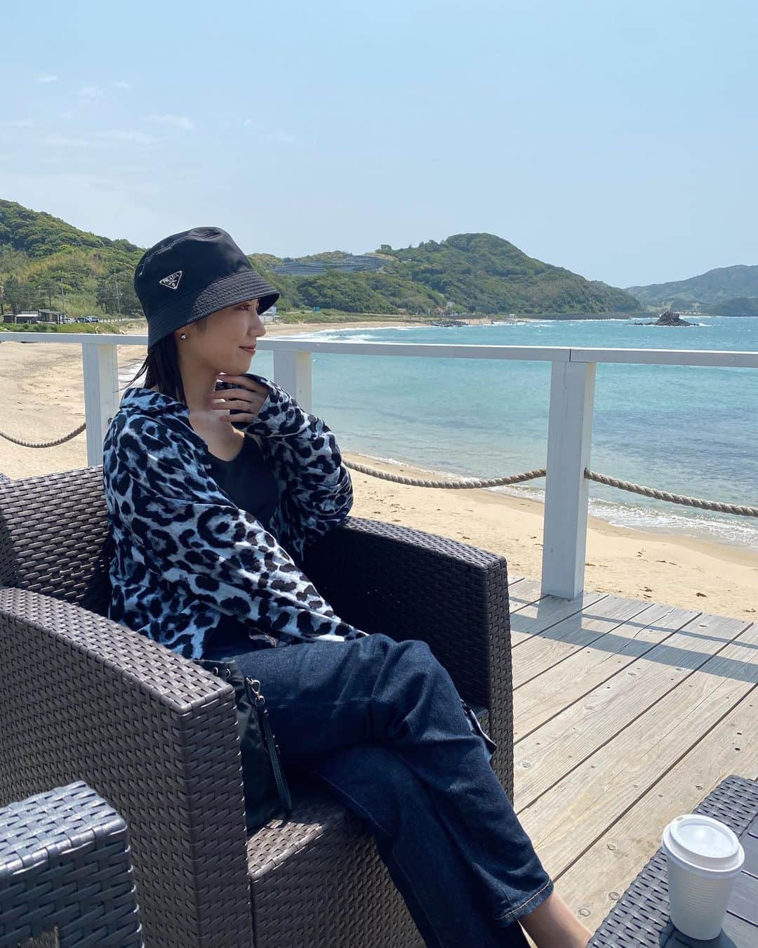 春田麻緒のインスタグラム：「天気良い中2時間近くチルしてたら顔の左側だけ焼けた休日🌞」