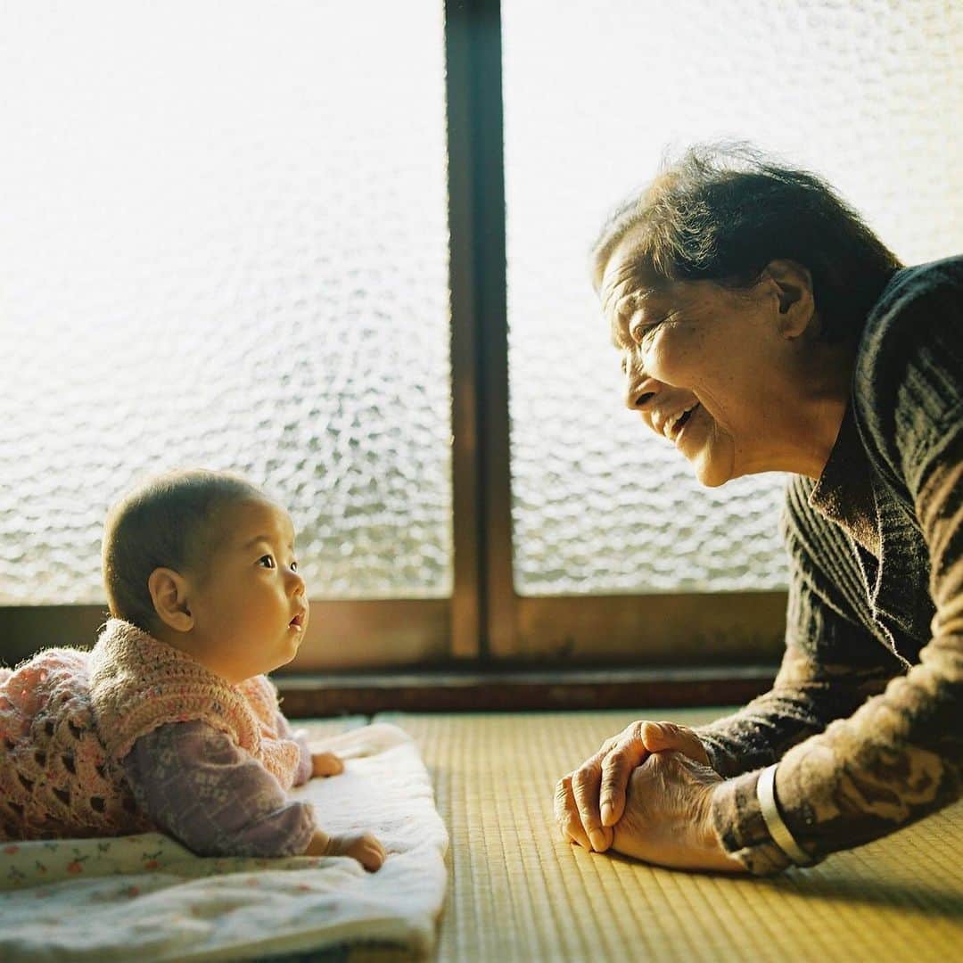 kazuyukikawaharaさんのインスタグラム写真 - (kazuyukikawaharaInstagram)「I sow the seeds here with faint light. ・ 川原和之×竹内貴誉詩ふたり展 【かそけきひかりのたねを蒔く】にご来場頂きありがとうございました。  10年以上ずっと祖母を撮り続けてきました。僕が写真に込めた思いをどう祖母に伝えるかを考えたときに、1枚の写真やアルバムではなく、写真展の展示空間をそのままを祖母の88歳の誕生日プレゼントしようと思いました。 僕なりの祖母の米寿のお祝いです。  これが富山で写真展をしようと思った最大の理由でした。  昨日の事が覚えられなくても、写真に投射された光がきっと繋いだ手の温もりを思い出してくれる。 そんな写真の力を信じて。  1週間の会期中、ずっと在廊していました。予想を越える沢山の方にお会いし、お話しする中で、自分自身の写真の見え方や捉え方が少しずつ変わっていく経験をしました。  竹内さんとギャラリーの窓から見える遠くの立山連峰を眺める時間。故郷の近くの街なのに、今まであまり知らなかった街。毎日通い、そこに住む人の温かさに触れる中で、氷見という港町が好きになっていきました。  ともに時間を過ごした竹内さん @gowasu0302 そしてギャラリーをお貸し頂いたHOUSEHOLDの笹倉さんご夫婦 @householdbldg に感謝申し上げます。  そして、ずっと撮らせてもらっている祖母に感謝を。いつか撮り終えるその時まで、僕はここで種を蒔くよ。  #かそけきひかりのたねを蒔く」5月9日 22時39分 - kazuyukikawahara