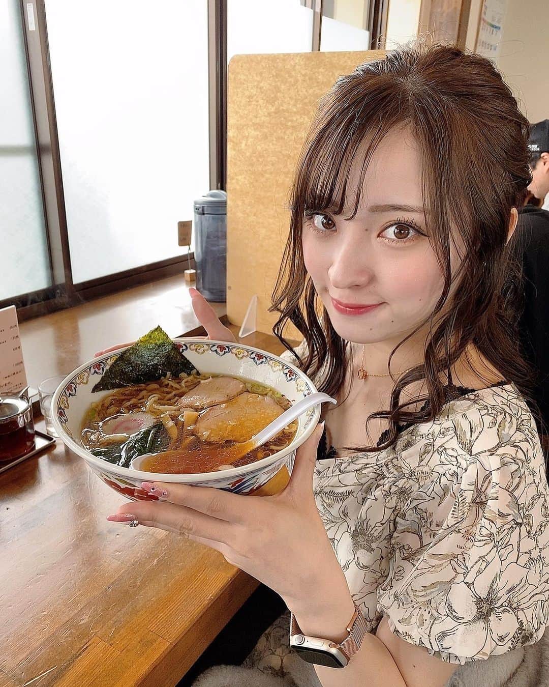佐藤ゆうきのインスタグラム：「GWは福島までラーメンを食べに行きました🥰  念願の白河ラーメン✨  えびまさ 【　@ebimasa.sirakawateuti 】  開店前からお店の前の予約表に予約名を書かないと行列で入れない‼︎  開店時間にはすごい人の数で駐車場すら埋まってしまう人気店でした🥺  初めて食べた縮れ麺が最高に大好きになりました😍  夏頃また行きたいな🥹」