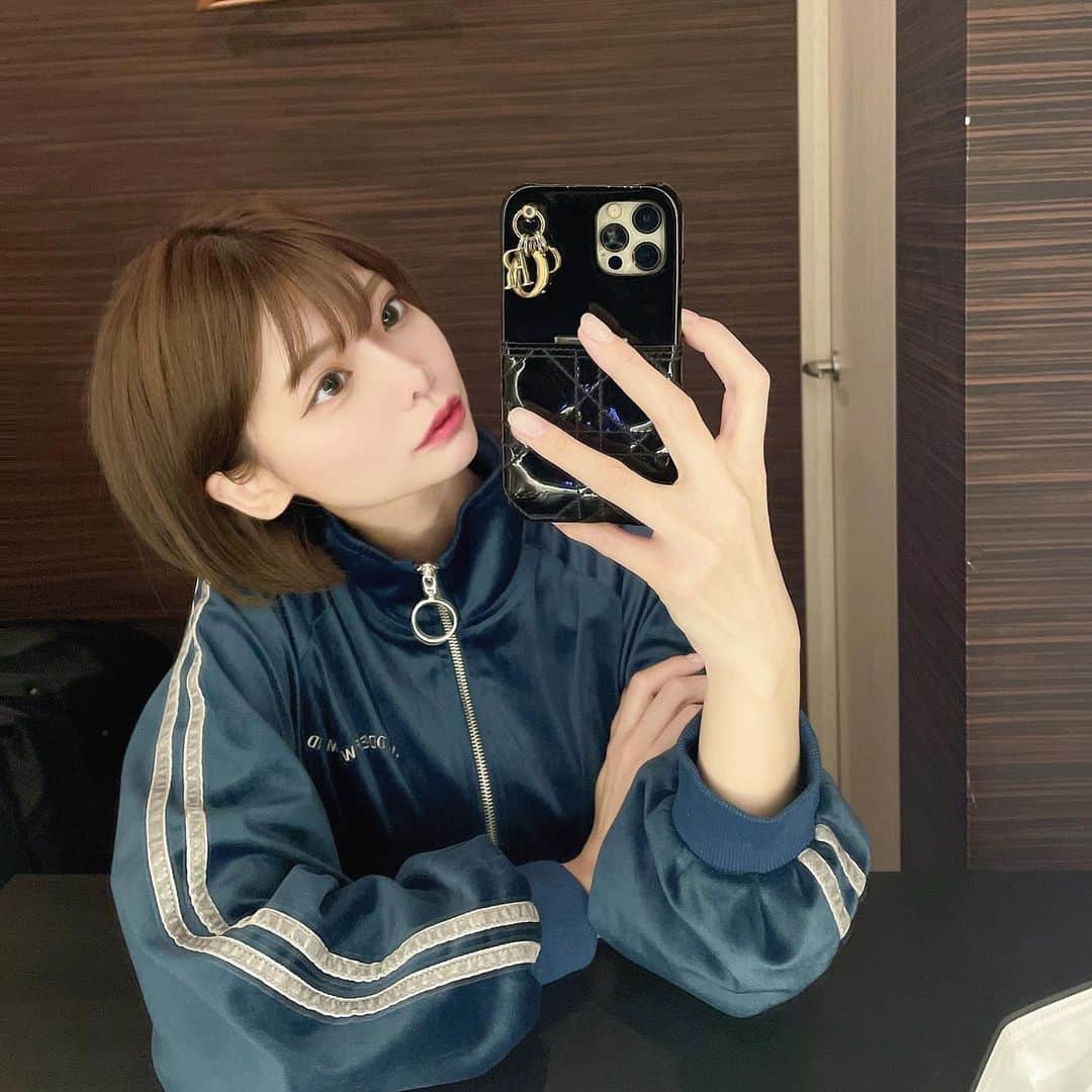 のインスタグラム：「やっとタピオカみたいなカラコン卒業できたきがする…ずっとバンビのアーモンドだったけど辞めれた🫠大人になったなぁ🫠 . 昨日は腸もみとリンパマッサージいってたよ～ めっっっっちゃ強揉みのサロンひっっさびさに出会った🫲🏻🫲🏻 . お姉さんすっげえ(語彙力) でも終わったあと浮腫んで痛かったふくらはぎ楽になってたなぁ🥹 . 腸もみは腸にこびり付いた老廃物とか水分とかを流してくれるんだってえええ…！腸もみは痛くなくてギュルギュル鳴ってた。(笑) . 小顔コルギが1番人気らしいから今度行ってみたいな～この感じ絶対顔小さくなる気がする！(笑) 絶対、痛気持ちい！(笑) . . . . . . #小顔矯正 #ヘッドスパ #むくみ #リンパマッサージ #ブライダルエステ #コルギ #スイスパ #表参道エステ  #表参道 #原宿 #明治神宮前 #美活 #美容 #美容オタク #美容垢 #綺麗になりたい #腸活  #腸もみ #ショートカット #ショートヘア #ショートボブ #ジャージ #お洒落さんと繋がりたい #インスタ映え #可愛い #かわいい #鏡越し #japan #tokyo #ootd PR」