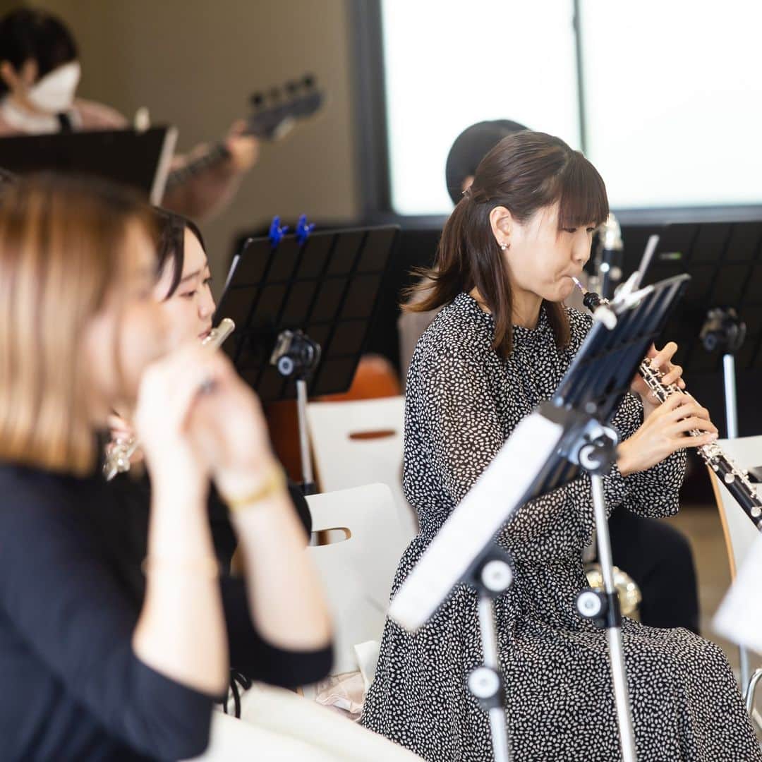 福岡女子短期大学さんのインスタグラム写真 - (福岡女子短期大学Instagram)「#音楽総合コース 誕生✨  こんにちは、福岡女子短期大学です。 2023年４月より音楽科に新たに音楽総合コースが誕生します！  このコースの特長は卒業後の選択肢が大きく広がることです。音楽科に在籍しながら文化教養学科の科目を一部履修することが出来るので、一般企業・公務員対策の講義や華道・茶道・書道のほか、教養科目を履修することが出来ます。  音楽科の授業も選択科目が増えるので、自分の専修楽器に集中して学ぶことが出来ます。「管楽器をしているけど、ピアノは経験が無くて…」という方も、安心して学ぶことが出来ます。  詳しくはオープンキャンパスにて説明を行いますので、高校生・受験生の皆さん、音楽科が気になる方はぜひご参加ください。オープンキャンパスの参加申し込みなど詳しくはプロフのリンクからホームページにてご確認ください。 https://www.fukuoka-wjc.ac.jp/opencampus/  ※写真撮影時のみマスクを外しています。  #福岡県　#福岡 #太宰府市　#太宰府 #福岡女子短期大学音楽科 #福岡女子短期大学　#福女短 #音楽が好きな人と繋がりたい  #吹奏楽部 #吹部 #音大 #音大生の日常 #キリトリセカイ #何気ない瞬間を残したい  #音楽部 #軽音楽部 #写真好きな人と繋がりたい  #japan_portrait_club」5月10日 9時17分 - fukuoka_wjc