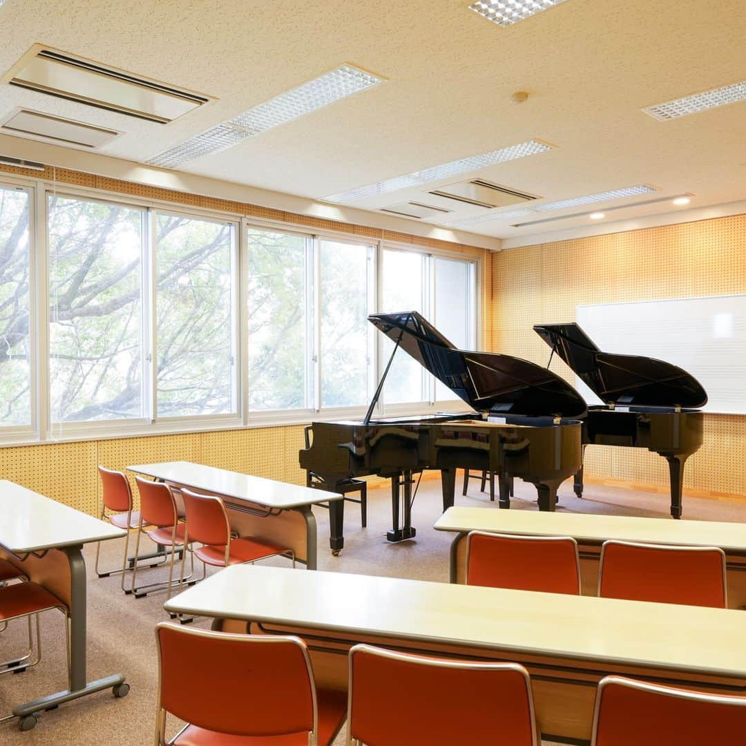 福岡女子短期大学さんのインスタグラム写真 - (福岡女子短期大学Instagram)「#音楽総合コース 誕生✨  こんにちは、福岡女子短期大学です。 2023年４月より音楽科に新たに音楽総合コースが誕生します！  このコースの特長は卒業後の選択肢が大きく広がることです。音楽科に在籍しながら文化教養学科の科目を一部履修することが出来るので、一般企業・公務員対策の講義や華道・茶道・書道のほか、教養科目を履修することが出来ます。  音楽科の授業も選択科目が増えるので、自分の専修楽器に集中して学ぶことが出来ます。「管楽器をしているけど、ピアノは経験が無くて…」という方も、安心して学ぶことが出来ます。  詳しくはオープンキャンパスにて説明を行いますので、高校生・受験生の皆さん、音楽科が気になる方はぜひご参加ください。オープンキャンパスの参加申し込みなど詳しくはプロフのリンクからホームページにてご確認ください。 https://www.fukuoka-wjc.ac.jp/opencampus/  ※写真撮影時のみマスクを外しています。  #福岡県　#福岡 #太宰府市　#太宰府 #福岡女子短期大学音楽科 #福岡女子短期大学　#福女短 #音楽が好きな人と繋がりたい  #吹奏楽部 #吹部 #音大 #音大生の日常 #キリトリセカイ #何気ない瞬間を残したい  #音楽部 #軽音楽部 #写真好きな人と繋がりたい  #japan_portrait_club」5月10日 9時17分 - fukuoka_wjc