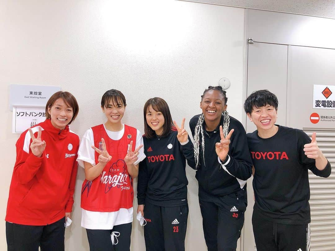 迫田さおりさんのインスタグラム写真 - (迫田さおりInstagram)「・ Wリーグオールスター2021-22🏀 ・ 見てーぇ🥺ヤバくないですか🤩⁉︎ 東京オリンピック3×3の選手の皆さんと写真撮ってもらいました🥺🥺🥺 幸せ🥹 ・ 馬瓜ステファニー選手・山本麻衣選手、今シーズン優勝おめでとうございます‼︎ 山本選手はMVP😆✨すごいなぁ‼︎ ・ そして篠崎澪選手‼︎ 3×3を見て、すっごくファンになりました🥺✨ 篠崎選手のバスケが好きです🥺‼︎ でも…でも…今シーズンで引退されちゃう😭😭😭 もっともっと篠崎選手のプレーたくさん見たかった🥺きっとたくさんの方がそう思われていますよね🥺 私は篠崎選手のプレーに心奪われました! 篠崎選手の目を奪われるあのプレー絶対に忘れません‼︎ お疲れ様でした✨これからもずっと応援しています🥺‼︎ ・ なによりも、この素晴らしい選手の皆さんと写真を撮れたのもシンさんのおかげです🙇‍♀️🙇‍♀️🙇‍♀️ シンさんには頭が上がりません🙇‍♀️ 今度コーヒー奢らせてください🙇‍♀️笑 ケーキも頼んでいいですよ笑 ・ ・ #Wリーグオールスター 左から #篠崎澪 選手 #山本麻衣 選手 #馬瓜ステファニー 選手 #大神雄子 さん」5月10日 9時53分 - saori.rio