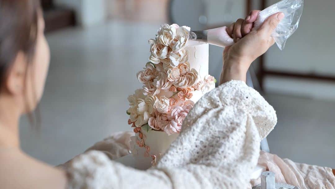 청담 수케이크 (atelier soo)のインスタグラム：「ㅡ  spring Wedding soo 🤍  ㅡ 📧 For zoomclass inquiry: Wechat: Joeonrim line: joeonrim Whatsapp: +821081818678 joeonrim@gmail.com  Thank you 🐇」