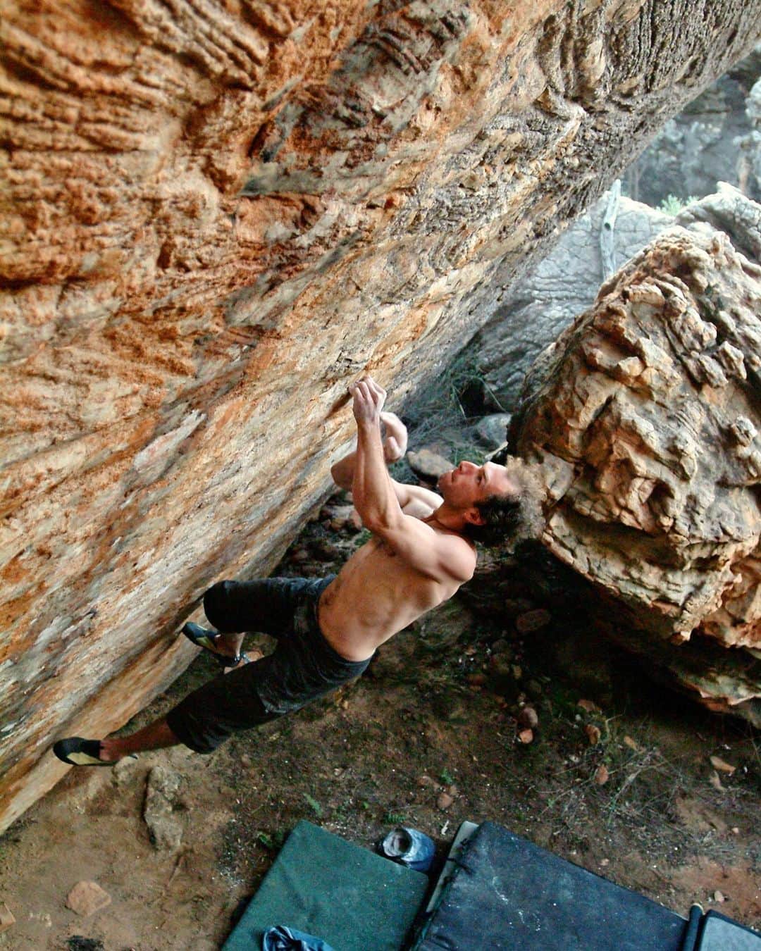 フレッド・二コルのインスタグラム：「#throwback to one of my favorite places with some of my closest friends… #bouldering #climbing @e9clothing_official @soill @climbskinspain」