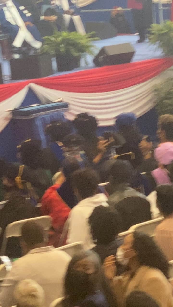 アンソニー・アンダーソンのインスタグラム：「When the president of the university shouts you out from the stage because he knows how big this moment is for you! Thank you Dr Wayne A I Fredrick! I could not have done this without you! @howard1867 #bisonlove #howarduniversity #justakidfromcompton #huskyandhandsome #bigzaddy」
