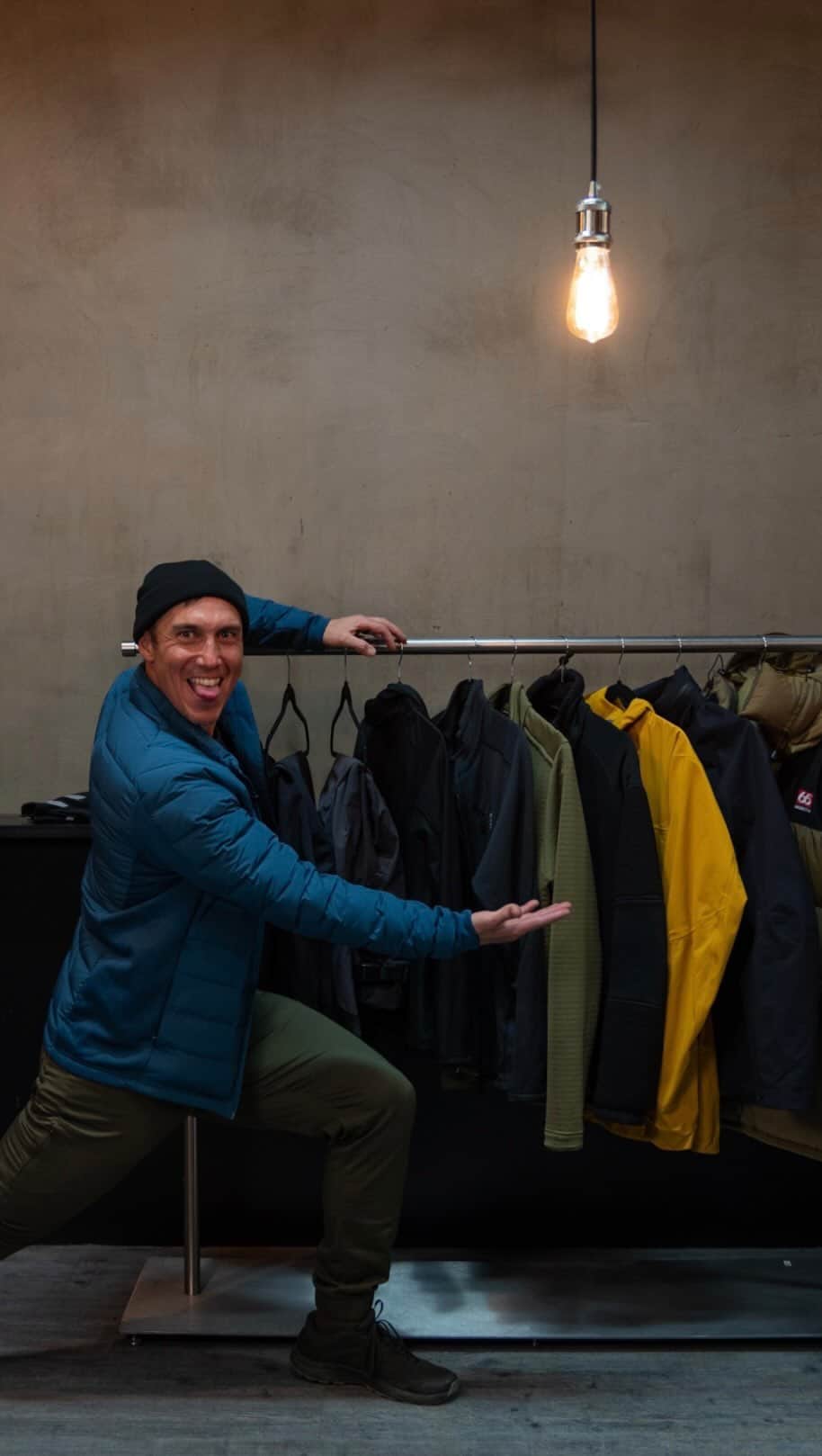 クリス・バーカードのインスタグラム：「With over a decade of traveling to cold and remote places, I've learned a thing or two about shooting, working, & exercising in the cold. I wanted to make a video detailing my ultimate layering kit for adverse conditions. I've been working with @66north for the last few years to outfit my expeditions in Iceland. Since they have been designing clothing in one of the harshest countries for almost 100 years, I figured they would be an amazing brand to highlight. From shooting commercial campaigns to ski touring in the Troll Peninsula to riding my bike 1000km through Iceland's highlands, this is my go-to kit.   Snæfell Gloves, Langjökull Gloves, Borgir Pants, Skaftafell Pants, Aðalvík, Grettir Jacket  Tangi Fleece, Tindur Fleece, Ok Jacket, Skaftafell Jacket, Keilir Jacket, Tindur Jacket  Filmed & Edited by:  @thrainnko  @evanruderman  @jeffreybrundage   Supported by: @vikingheliskiing」