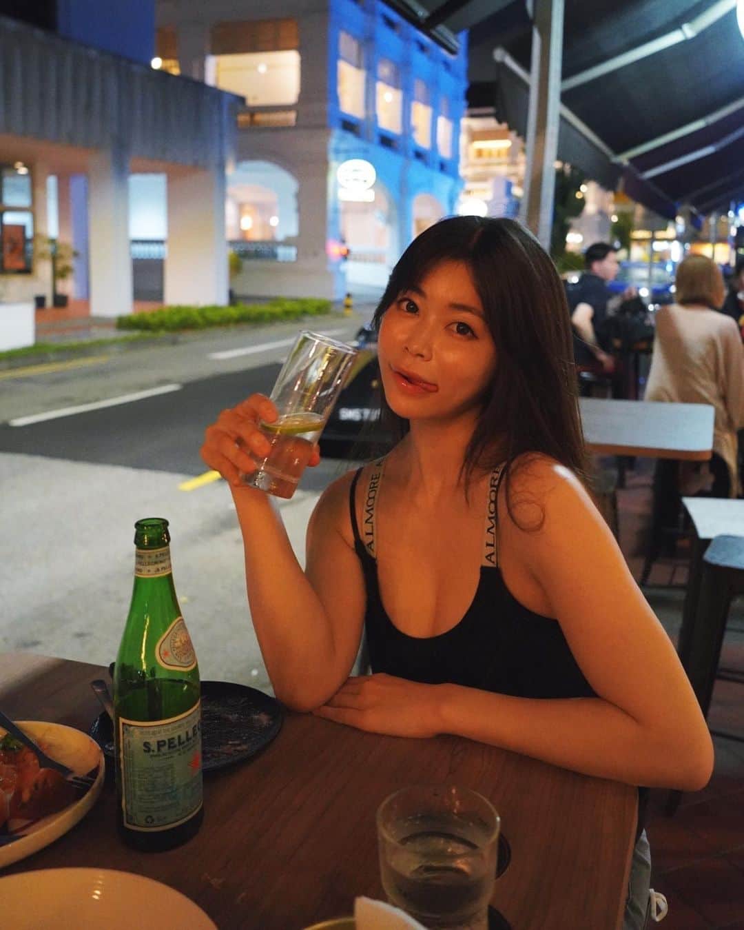 渋谷ゆりのインスタグラム：「酔ってるフリして炭酸水＋サラダ🤣からのプロテイン @justnumber_official 世界中どこにいても同じ笑 Sparkling water＋salad, and then drink protein @justnumber_official  气泡水，沙拉，然后喝蛋白粉 @justnumber_official   #シンガポール #singapore #新加坡  outfit @almoore_official」