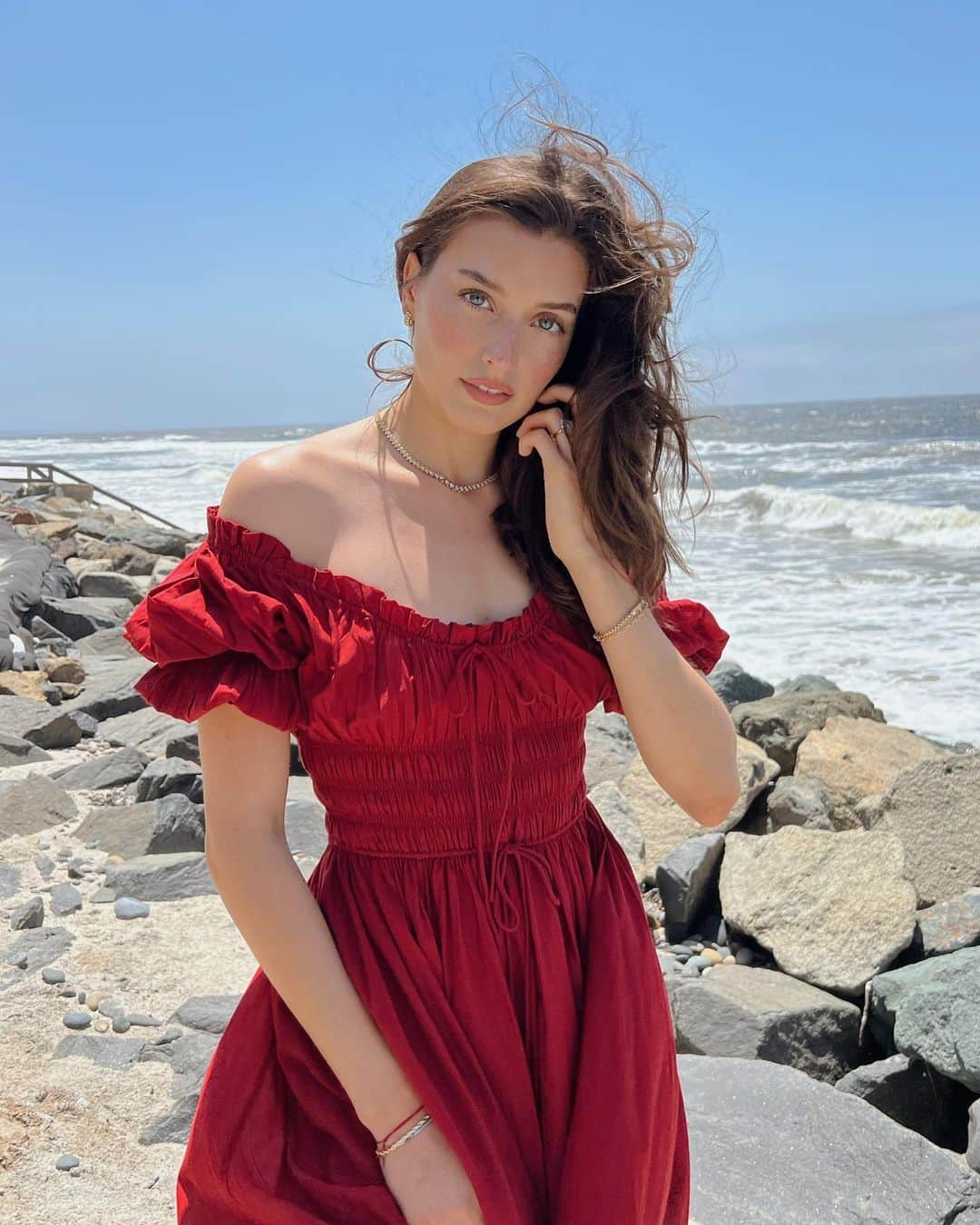 ジェシカ・ジェーン・クレメントのインスタグラム：「If you’re seeing this you probably need to hydrate🚰」